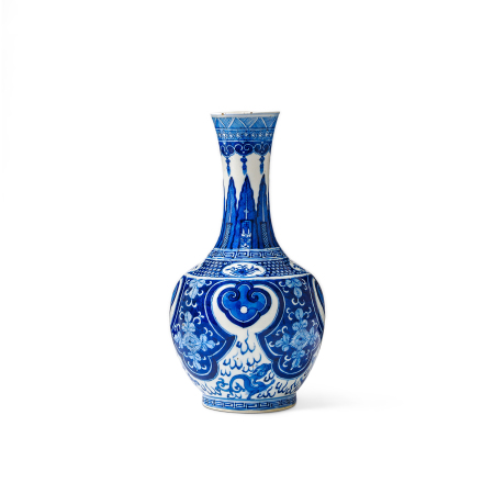 Stamp of Feldman International Auctions » Art d'Orient & d'Extrême-Orient / Asian & Oriental Art Vase en porcelaine bleu et blanc, Chine, dynastie Qing, marque Kangxi (1662–1722)