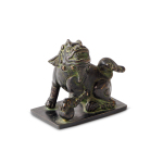 Stamp of Feldman International Auctions » Art d'Orient & d'Extrême-Orient / Asian & Oriental Art Chien Fô en bronze à patine vert foncé, Chine, dynastie