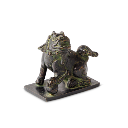 Stamp of Feldman International Auctions » Art d'Orient & d'Extrême-Orient / Asian & Oriental Art Chien Fô en bronze à patine vert foncé, Chine, dynastie