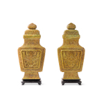 Stamp of Feldman International Auctions » Art d'Orient & d'Extrême-Orient / Asian & Oriental Art Paire de grands vases couverts en jade vert et brun