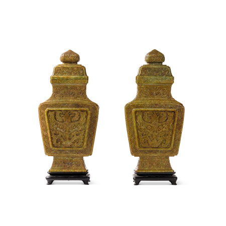 Stamp of Feldman International Auctions » Art d'Orient & d'Extrême-Orient / Asian & Oriental Art Paire de grands vases couverts en jade vert et brun