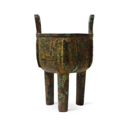 Stamp of Feldman International Auctions » Art d'Orient & d'Extrême-Orient / Asian & Oriental Art Chaudron tripode en bronze dans le style de la dynastie