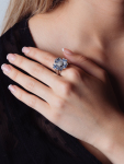 Stamp of Feldman International Auctions Bague fleur saphirs et diamants