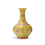 Stamp of Feldman International Auctions » Art d'Orient & d'Extrême-Orient / Asian & Oriental Art Vase en porcelaine émaillée jaune et polychrome, Chine