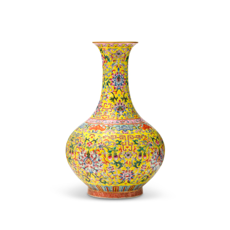 Stamp of Feldman International Auctions » Art d'Orient & d'Extrême-Orient / Asian & Oriental Art Vase en porcelaine émaillée jaune et polychrome, Chine