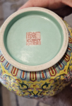 Stamp of Feldman International Auctions » Art d'Orient & d'Extrême-Orient / Asian & Oriental Art Vase en porcelaine émaillée jaune et polychrome, Chine