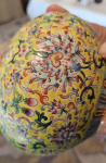 Stamp of Feldman International Auctions » Art d'Orient & d'Extrême-Orient / Asian & Oriental Art Vase en porcelaine émaillée jaune et polychrome, Chine