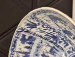 Stamp of Feldman International Auctions » Art d'Orient & d'Extrême-Orient / Asian & Oriental Art Chine. Grand bol « Kraak » en porcelaine Bleu & Blanc. Période Wanli (1573 - 1619)