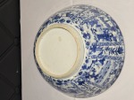 Stamp of Feldman International Auctions » Art d'Orient & d'Extrême-Orient / Asian & Oriental Art Chine. Grand bol « Kraak » en porcelaine Bleu & Blanc. Période Wanli (1573 - 1619)