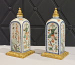 Stamp of Feldman International Auctions » Art d'Orient & d'Extrême-Orient / Asian & Oriental Art Rare paire de bouteilles à section carrée en porcelaine époque Kangxi (1662 - 1722) montée en bronze doré signé François Linke