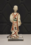 Stamp of Feldman International Auctions » Art d'Orient & d'Extrême-Orient / Asian & Oriental Art Japon. Arita. Figurine d’acteur de théâtre Kabuki en porcelaine. Période Edo, début XVIIIème siècle (1720 - 1740)