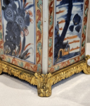 Stamp of Feldman International Auctions » Art d'Orient & d'Extrême-Orient / Asian & Oriental Art Chine. Paire de bouteilles montées en bronze doré. Epoque Kangxi (1662 - 1772). France. XIXème siècle