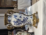 Stamp of Feldman International Auctions » Mobilier, Objets d'Art & Design / Furniture, Objets d'Art & Design Grand vase balustre en porcelaine Bleu & Blanc monté en bronze doré