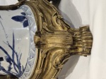 Stamp of Feldman International Auctions » Mobilier, Objets d'Art & Design / Furniture, Objets d'Art & Design Grand vase balustre en porcelaine Bleu & Blanc monté en bronze doré