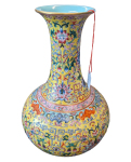 Stamp of Feldman International Auctions » Art d'Orient & d'Extrême-Orient / Asian & Oriental Art Vase en porcelaine émaillée jaune et polychrome, Chine