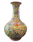 Stamp of Feldman International Auctions » Art d'Orient & d'Extrême-Orient / Asian & Oriental Art Vase en porcelaine émaillée jaune et polychrome, Chine