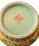 Stamp of Feldman International Auctions » Art d'Orient & d'Extrême-Orient / Asian & Oriental Art Vase en porcelaine émaillée jaune et polychrome, Chine