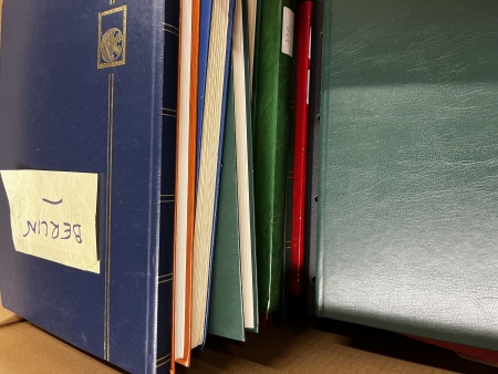 Stamp of Large Lots and Collections All World : 1920-2000, in a large and heavy box nice