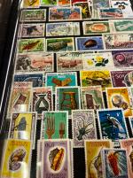 Stamp of Colonies françaises » Colonies Francaise Collections et Lots (Après Indépendance) 1960-2000, dans un carton forte accumulation de milliers