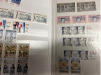 Stamp of France » Collections 1900-2002, dans un gros carton ensemble type vrac composé