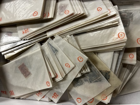 Stamp of Colonies françaises » Sarre 1920-1955, dans plusieurs sachets cristal ensemble