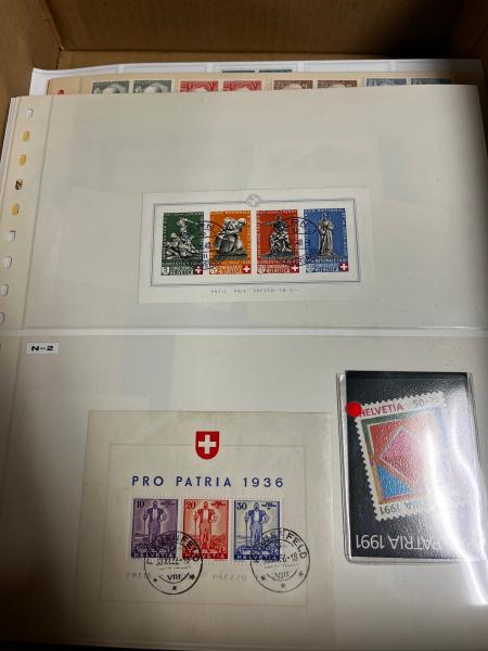 1890-2000, eine Sammlung von mehreren hundert Briefmarken aus allen Epochen